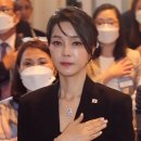 250815 김건희, 수갑찬채 평상복 차림…구속후 첫 특검 조사 이미지