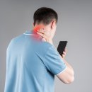 지행척척통증의학과의원 | 지행역통증의학과 목통증, 목이 앞으로 숙여져 목과 어깨에 통증이 생기는 자세 이상 '거북목증후군'