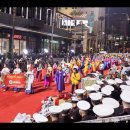 미국 길거리 행사장에 모인 수만명의 관객들 앞에서 한국 전통악기로 어메이징 그레이스 연주하자 잠시 후... (실제영상) 이미지