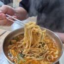 덕의경로당 | [강원/춘천] 비 오는 날 생각나는 바삭 감자전, 얼큰 장칼국수 맛집, 노포감성 '해안막국수'