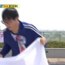 고작 수건에 픽픽 쓰러지는 남자들 이미지