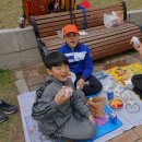 수원화성 완주의 즐거움^^ 점심은 다 같이 먹는 햄버거~~ 동채랑 민혁이랑 동찬이~~ 이미지