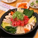 엄마의 김치찌개 밥상 이미지