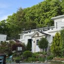 산골짜기 하얀집 이미지