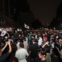 부정선거 주장 시위대, 선관위에 집결 “선거 무효” “개표 중단” 외쳐