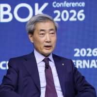 [속보] 한은 총재 “물가안정에 중점…늦지 않게 금리 인상”