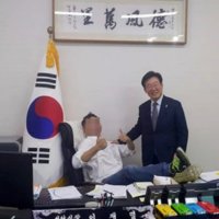 이재명 측 "집무실 조폭 사진? 가짜뉴스..영어강사 조모 씨"