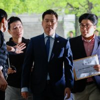 [단독] 경찰, ‘배우 김수현 명예훼손’ 김세의 가세연 대표 구속 송치