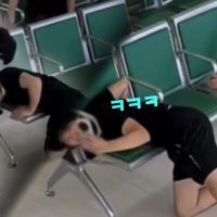 병원 의자에 머리 낀 중국 남성…구해주려던 친구도 '악'