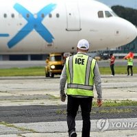 美, 이민자 추방 전용기 6대 구매…'100만명 추방' 속도전