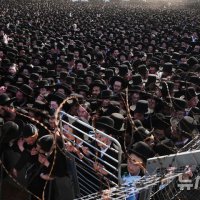 이스라엘군 교도소에 몰려든 징집 반대 시위대