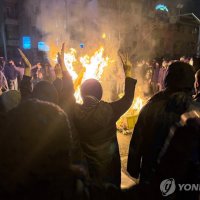 트럼프 "이란 반정부 시위대에 총 보냈지만 쿠르드족이 챙긴듯"