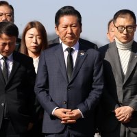 눈물 쏟은 권양숙 "검찰 개혁 완수 수고 많았다"