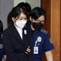 김건희 "죄 많은 제게 사랑을…밖의 굵은 함성에 눈물" 지지자에 옥중편지