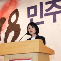 "전두환은 살인마 아냐" 육두문자·멱살잡이… 이진숙 '5·18 토론회' 난장판
