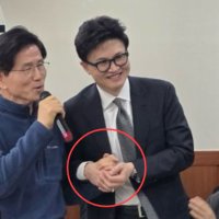 김문수, 한동훈 손잡고 “우리 당 보배, 누가 자르나”