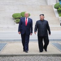 트럼프, 이번엔 SNS서 ‘김정은과 투샷’ 사진…회담 결렬된 회담 사진은 제외 [1일1트]