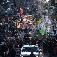 미 연방순찰대 지휘관, 이민단속요원 총격 사망 피해자 "용의자들" 지칭, 시위자들 분노