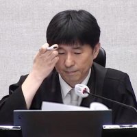 나이 많으니 감형?… 윤석열 판결이 재소환한 '고령 감경' 논란