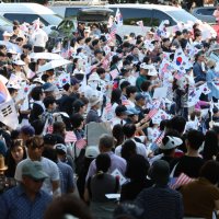 "잘생긴 우파 남자 많아요"…올림픽공원 시위 속 '애국 헌팅' 논란