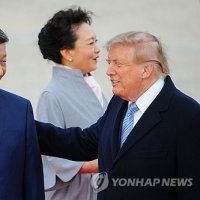 1시간 기다린 트럼프, 시진핑에 '황제의전'…레드카펫 깔고 B-1 띄워