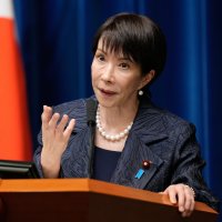 “서류 더미와 씨름, 하루 0~3시간 잔다”···지지율 41% 추락한 일본 다카이치 총리의 ‘열일 어필’