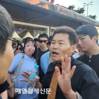 “잡아라, 왜 도망쳐”…올림픽공원서 성난 군중, 민간인 잡고 신분증 검사