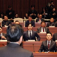 “나와 봐 인마” “나왔다, 어쩔래”…국힘 ‘한동훈 제명’ 난장판 의총