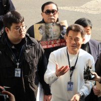 경찰 출석 전한길 '기자증' 목에 걸고 "언론탄압 멈춰라" 황당 주장