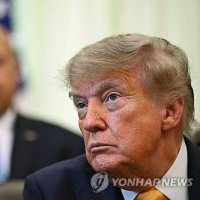 트럼프 지지율 33%…경제·생활비 불만에 한달새 3%p 하락