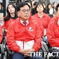 출구조사 압도적 열세에 얼어붙은 국힘…장동혁, 침묵 속 퇴장
