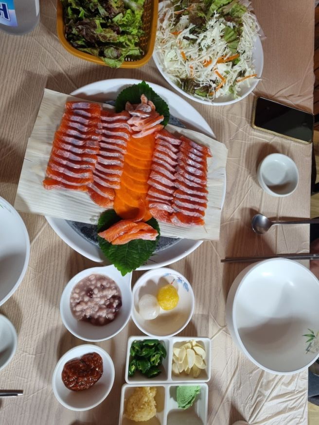 운두령 고개 44년 전통 남우수산 양어장 송어횟집 쫄깃하고 진한 선홍색입니다