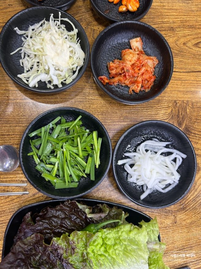 쌍다리기사식당 쌍다리돼지불백 본점 불향 가득 불고기와 맛있는 한쌈 불쌈냉면 세트 양 많은 돼지불백...