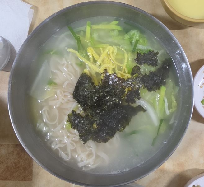 봉화묵집 - 아리랑시장 맛집 - 칼국수 묵밥 배추전 동동주 맛집