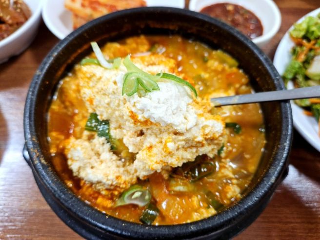 팔공산에서 만난 별미, 경산 ‘감나무두부집’의 순두부찌개