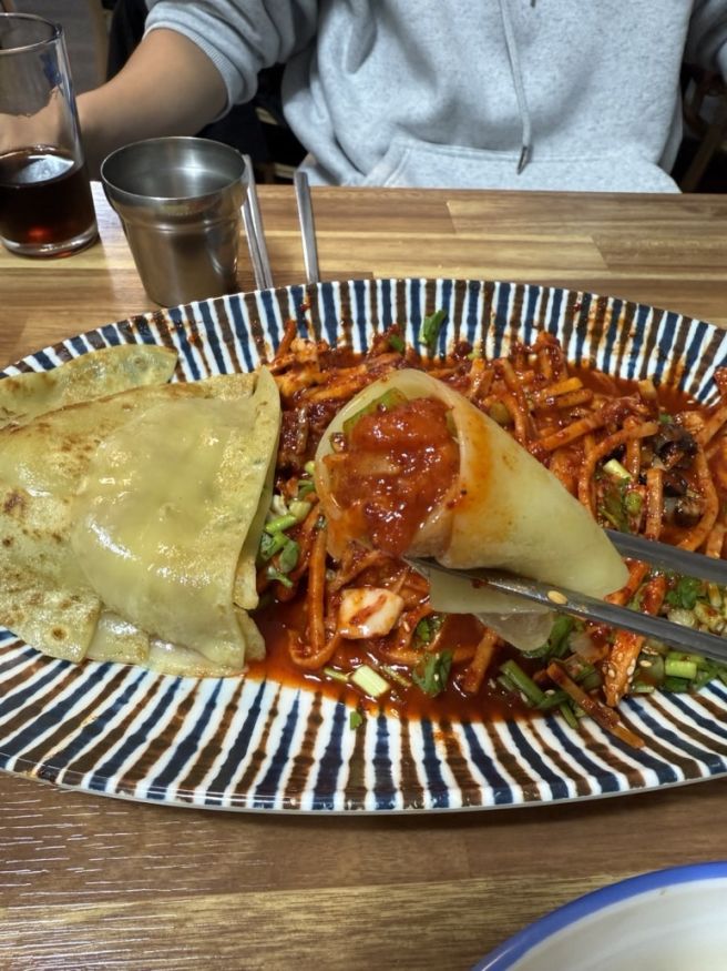 새콤한 무침회와 소라의 조합 대구 교동시장 맛집 <남도횟집>