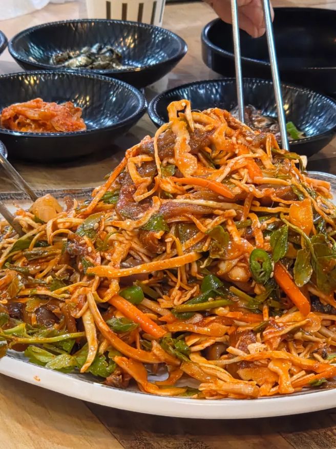 부산 기장 대변항 멸치회무침 맛집 멸치 싫어하는 사람도 줄 서서 먹는 장군멸치회촌