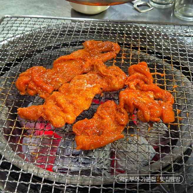 춘천 원조숯불닭불고기집, 숯불에 구워 먹는 옛날식 닭갈비