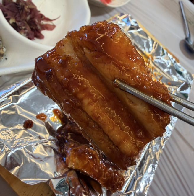 기장 칠암 가면 꼭 들러야 할 맛집! 아나고회·장어구이 ‘꺼먹동네’