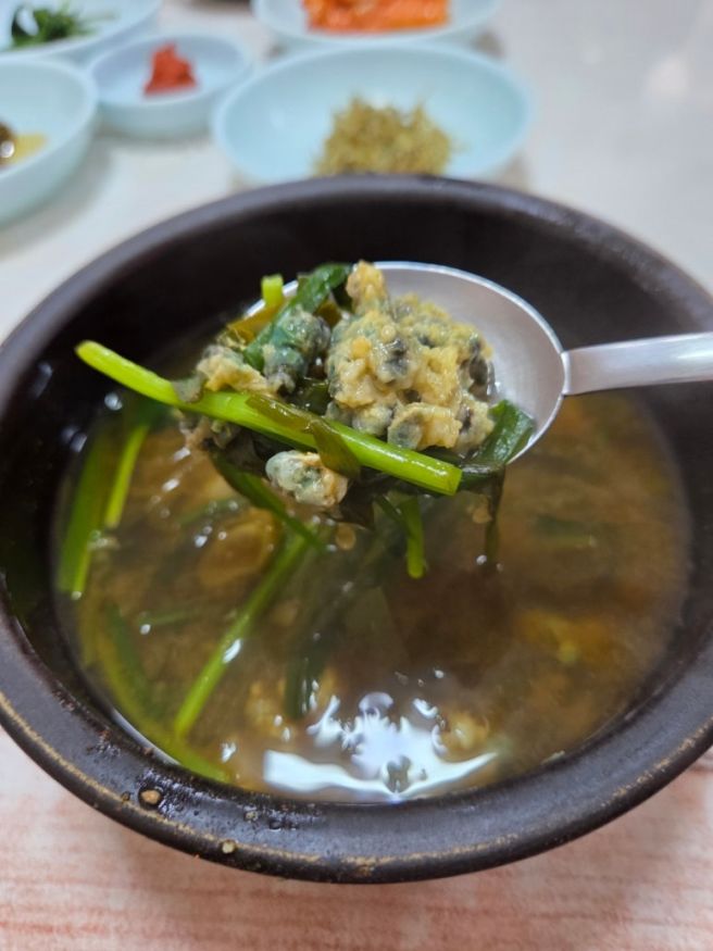 괴산 오일장 맛집 주차장식당 따끈한 올갱이 해장국 한 그릇이 있는 로컬맛집
