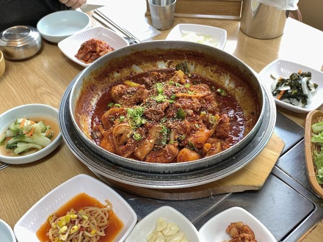 다사 맛집 강정보 나들이 후 들르기 좋은 경산식당 돌솥닭찜 석쇠돼지불고기